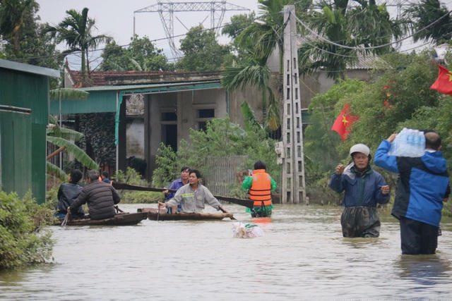 Hiện nay nước lũ có rút nhưng vẫn chậm. Hàng nghìn nhà dân ở huyện Cẩm Xuyên, Thạch Hà vẫn bị nước lũ bao vây, cô lập. Dù chưa có thống kê nhưng thiệt hại là vô cùng nặng nề.