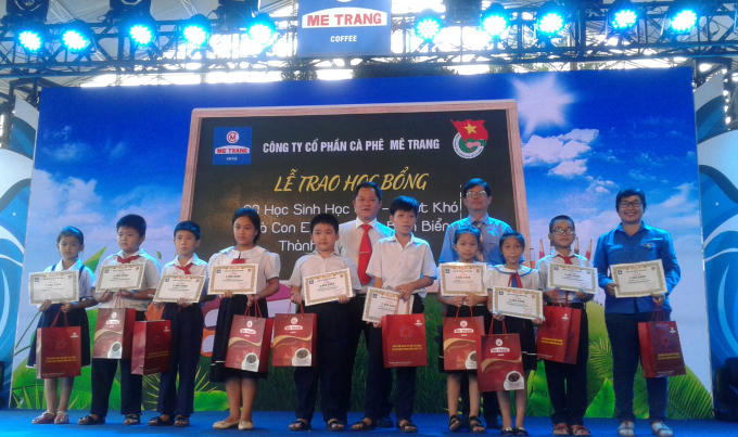 Công ty Mê Trang trao tặng học bổng cho các con em ngư dân bám biển ở TP Nha Trang.