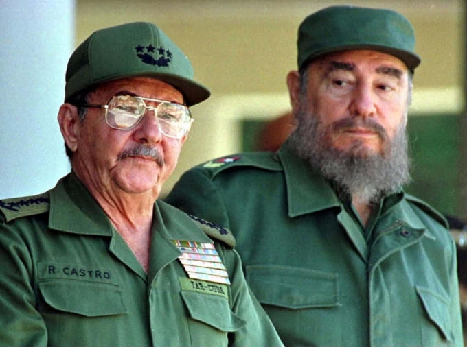 Đến năm 2008, Fidel thôi giữ chức Chủ tịch Cuba vì lý do sức khỏe và chuyển giao quyền lực cho em trai Raul Castro. Trước đó, vào tháng 7/2006, ông phải phẫu thuật ruột khẩn cấp. (Ảnh: Reuters)