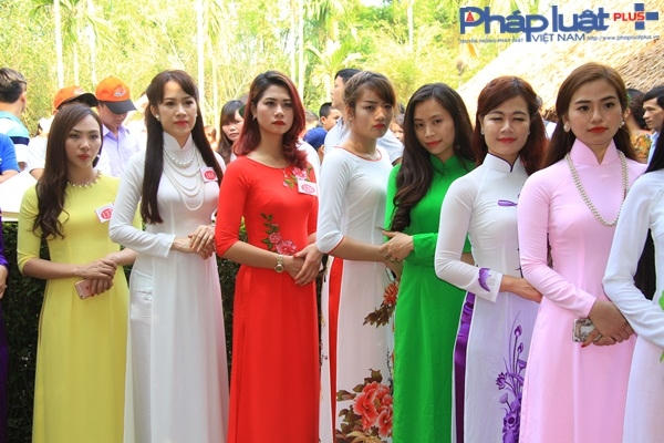 Các thí sinh chăm chú nghe hướng dẫn viên kể lại những câu chuyện về Bác.