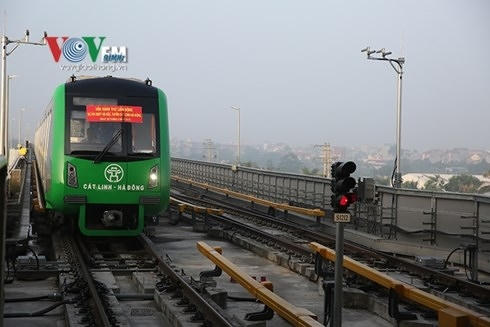 Dự kiến vận hành chính thức sau 6 tháng chạy thử, tuy nhiên đường sắt Cát Linh - Hà Đông tiếp tục lỗi hẹn.