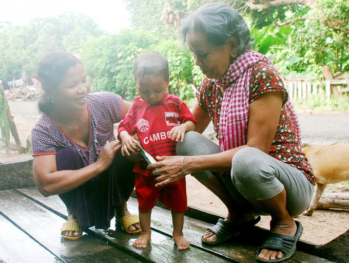 Nữ già làng luôn quan tâm đến đời sống người dân giúp dân thoát nghèo bền vững và xóa bỏ hủ tục lạc hậu.