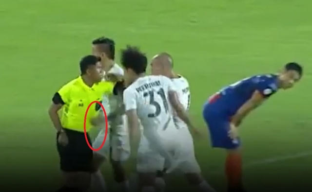 FAT xóa án phạt cho cầu thủ đấm trọng tài để tham dự King's Cup