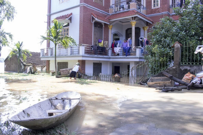 Nh&agrave; d&acirc;n bị ngập s&acirc;u trong nước.
