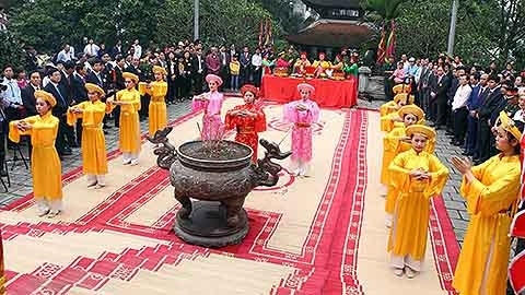 8 cô gái thanh tân có nhan sắc và học vấn thực hiện phần tế. (Ảnh: Báo Phú Thọj