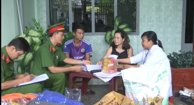 Cơ quan chức năng lập biên bản tại cơ sở của bà Phương.