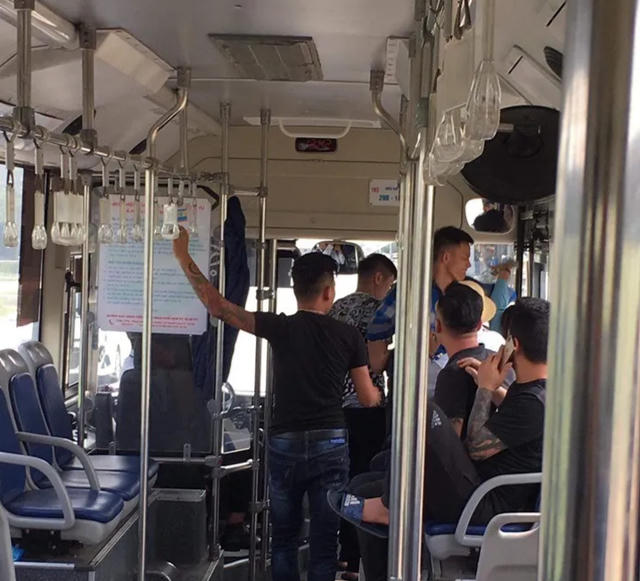 Nhóm thanh niên được cho là đã hành hung nữ nhân viên tên H. khi bị yêu cầu giữ trật tự trên xe buýt.