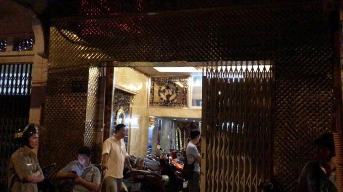 Các quản lý của nhà hàng này còn đứng ra môi giới mại dâm cho nhân viên nữ với giá tiền từ 1.5 triệu đồng đến 2 triệu đồng/ 1 lần. Hiện cơ quan chức năng đang điều tra mở rộng vụ việc.