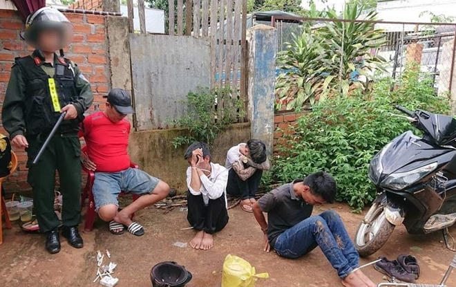 cong-an-dong-loat-tap-kich-5-tu-diem-ma-tuy-nup-sau-nghia-trang