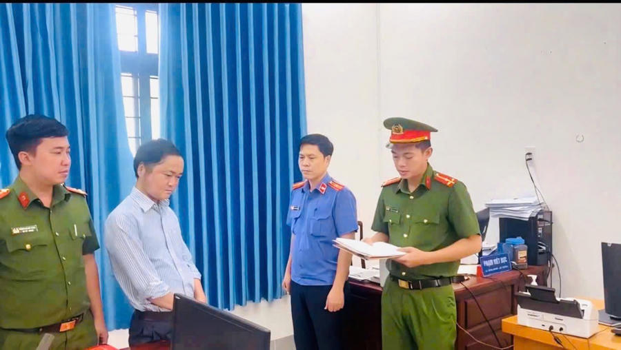 Cơ quan chức năng công bố quyết định bắt tạm giam Phạm Viết Dực, cựu cán bộ xã lạm dụng chức vụ chiếm đoạt hơn 500 triệu đồng. Ảnh: CACC