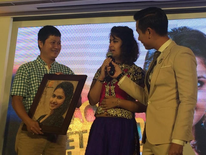 Đại diện Kênh Echannel tặng bức tranh gạo cho nữ diễn viên.