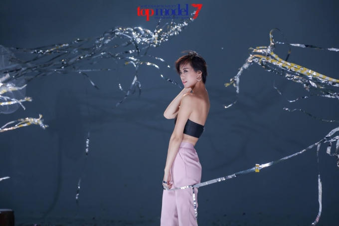Huy Quang và Thu Hường là hai thí sinh sở hữu mái tóc ngắn nên đã gặp lúng túng trong việc tạo dáng.