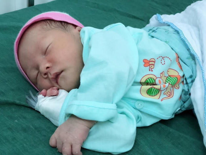 Bé trai kháu khỉnh sau khi được đưa đến bệnh viện đa khoa Hà Đông chăm sóc