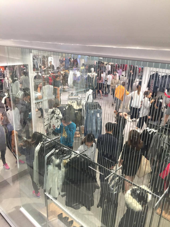 Sau nhiều tháng ngày chờ đợi, Zara cũng đã khai trương store đầu tiên tại  Hà Nội vào sáng 9/11. Trong ngày mở hàng, store 3 tầng siêu hoành tráng của thương hiệu thời trang Tây Ban Nha tại TTTM Vincom Bà Triệu đã thu hút cả nghìn khách tới mua sắm chỉ trong vài tiếng đồng hồ. Đó là những nhận định vào buổi sáng ngày 9/11. Tuy nhiên, theo quan sát của PV, vào tối cùng ngày lượng khách có mặt sụt giảm hẳn.