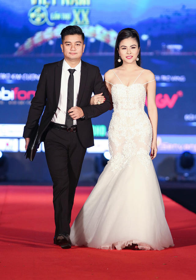 Diễn viên Vân Trang sánh đôi cùng chồng trên thảm đỏ. Sau thời gian lấy chồng và sinh con, tạm ngưng hoàn toàn các hoạt động nghệ thuật thì gần đây nữ diễn viên đã bắt đầu trở lại các hoạt động phim ảnh.
