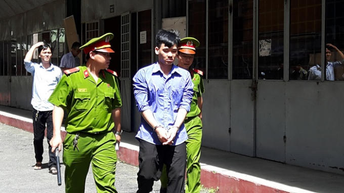 Bị cáo Phong bị dẫn giải ra tòa phúc thẩm.