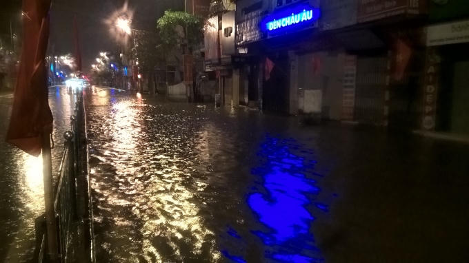 Phố Nguyễn Lương Bằng cũng trong tình trạng ngập