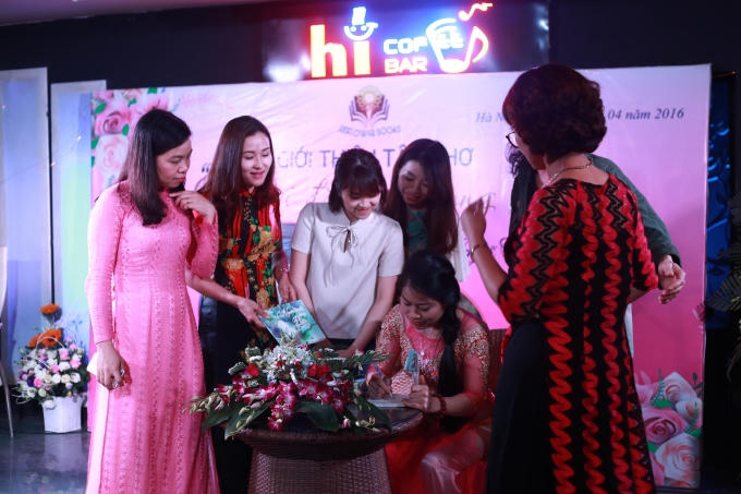 Tác giả Đỗ Quyên ký tặng  khán giả yêu thơ.