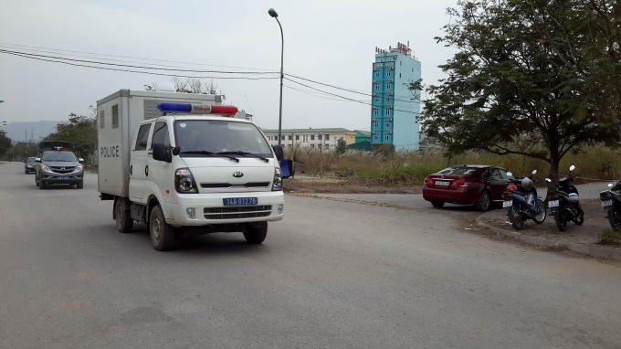 Xe chở bị cáo có mặt tại tòa án.