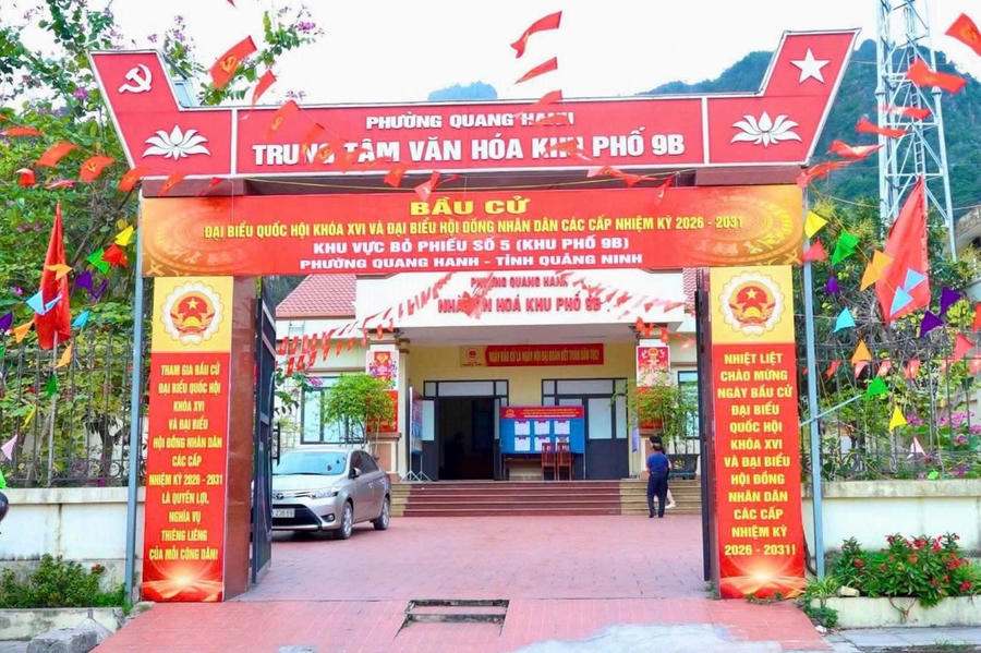 Khu vực bỏ phiếu tại khu phố 9B, phường Quang Hanh (Quảng Ninh) được trang trí trang trọng, sẵn sàng cho ngày bầu cử.