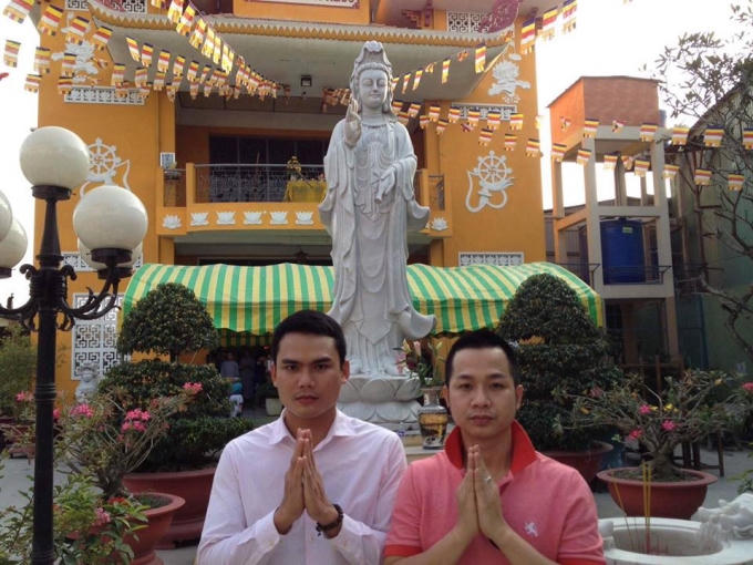 QuáchTuấn Du và Mạnh Hùng đi lễ cùng.