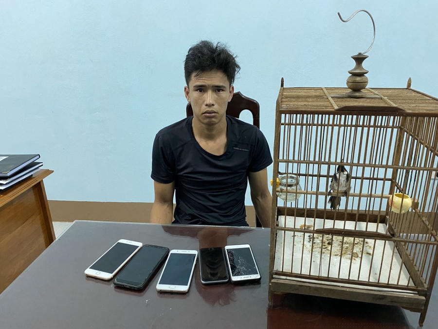 Đối tượng Bảo cùng số tang vật tại cơ quan điều tra (4 chiếc ĐTDT do trộm cắp mà có được, còn có 1 chiếc ĐTDT là của đối tượng)