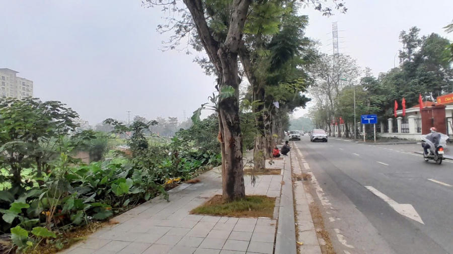 Đến tháng 6/2014, UBND Thành phố Hà Nội ra Quyết định số 3258/QĐ-UBND về việc phê duyệt điều chỉnh tổng thể Quy hoạch chi tiết tỷ lệ 1/500 Khu chức năng đô thị Trũng Kênh kết hợp cải tạo chỉnh trang làng xóm cũ.

			Trong ảnh: Một bên đường là trụ sở UBND phường Hoàng Mai (Phố Bùi Huy Bích), một bên là dự án Khu chức năng đô thị Trũng Kênh bỏ hoang nhiều năm.