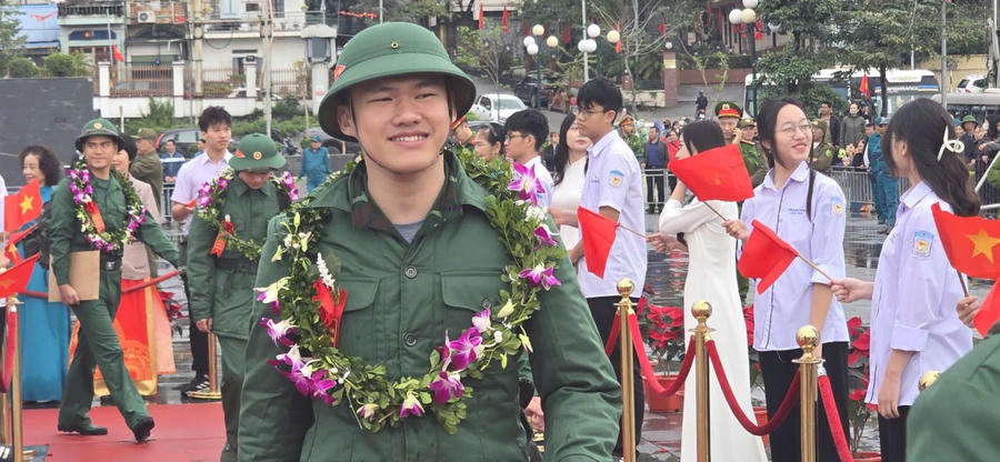 Tân binh Quảng Ninh rạng rỡ trong ngày lên đường nhập ngũ, tại lễ giao nhận quân số 08 năm 2026.