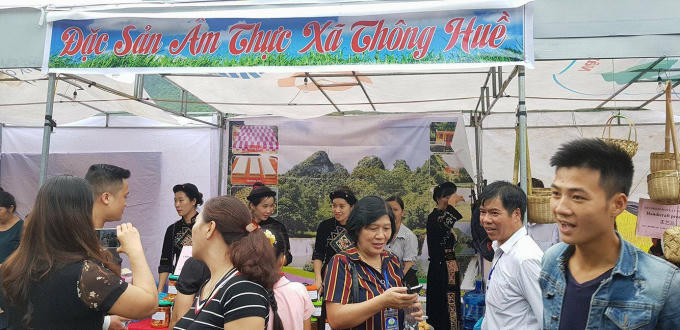 Du khách thích thú với những sản phẩm do các đơn vị mang tới tham dự.