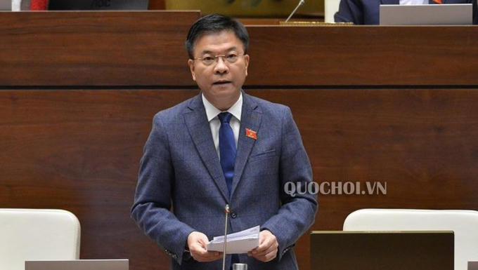 Bộ trưởng Bộ Tư pháp Lê Thành Long giải trình tại phiên họp.