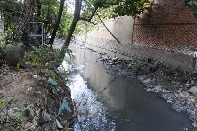 Cần lắm biện pháp cứu dòng kênh đang ngác ngoải.