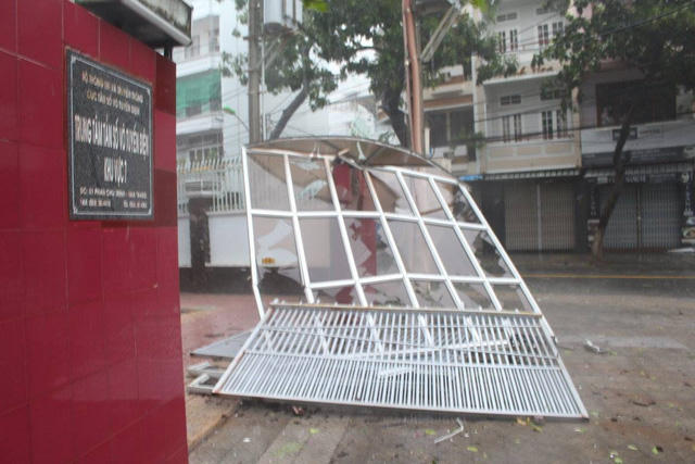 Cổng sắt, cửa kính đổ la liệt.