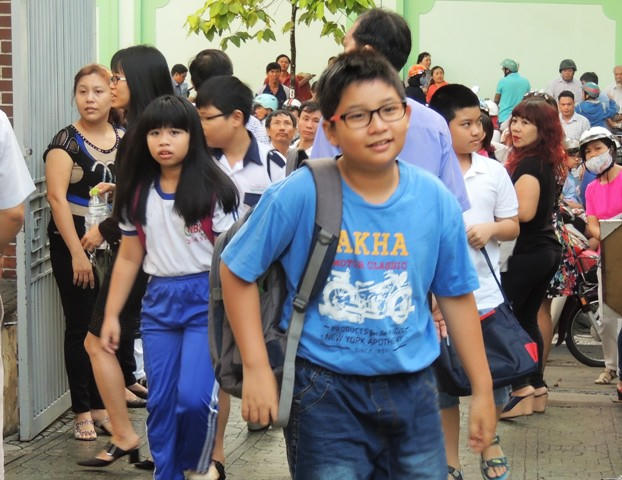 V&igrave; &aacute;p lực, gi&aacute;o vi&ecirc;n &ldquo;&eacute;p&rdquo; tr&ograve; th&agrave;nh... vẹt