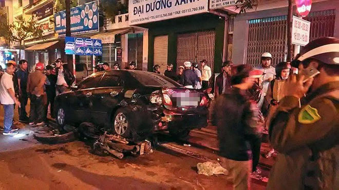 Nhiều người dân tập trung theo dõi vụ việc.