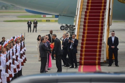 Tổng thống Obama bắt tay lãnh đạo Việt Nam trước khi lên mát bay.