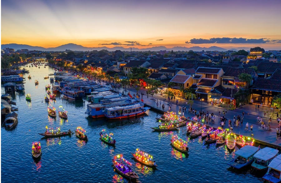 Các tour du lịch khám phá di sản Việt Nam có mức giá rất vừa túi tiền. Ảnh Trần Minh Lương