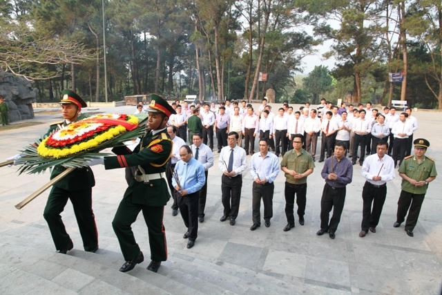 Thủ tướng Nguyễn Xuân Phúc dâng hương viếng các liệt sĩ tại Quảng Trị