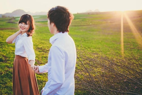 - Xin chào bạn. Đây là tổng đài tin nhắn. Ấn phím 1 để có 1 lời khen. Phím 2 cho một lời chúc tốt đẹp. Phím 3 cho 1 nụ hôn. Phím 4 cho 1 cuộc hẹn. Nếu muốn tất cả hãy bấm số của tôi. Ảnh minh họa.