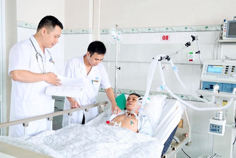 Các bác sỹ thăm khám cho người bệnh Nguyễn Đức Lịch. (nguồn: BVĐK Phú Thọ)