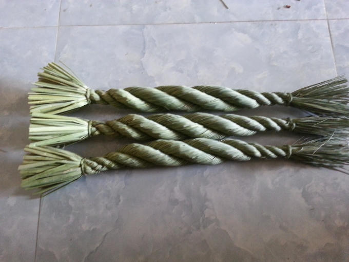 Những chiếc "đuôi trâu" được làm bằng rơm khô để xuất khẩu sang Nhật Bản.