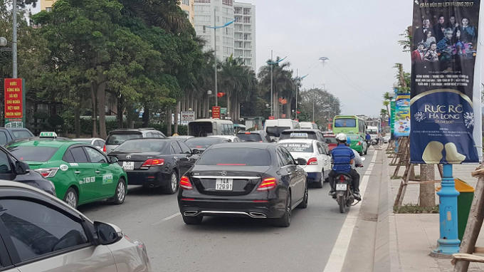 Các ngả đường dày đặc lưu lượng xe dồn về khu vực trung tâm với nhiều dịch vụ vui chơi giải trí.