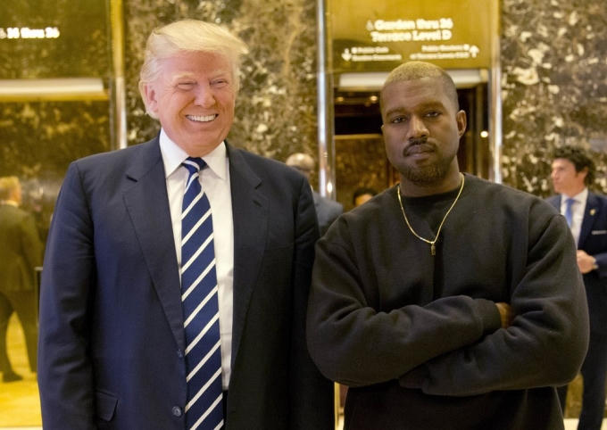 Tổng thống mới đắc cử Donald Trump và ca sĩ người da màu Kanye West gặp nhau ở sảnh của tòa tháp Trump Tower (Ảnh: Seth wenig / AP)