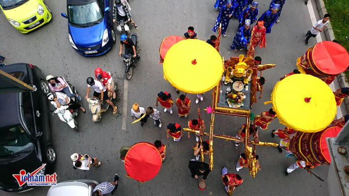 H&agrave; Nội: Trẩy hội tr&ecirc;n con đường 'đắt nhất h&agrave;nh tinh'