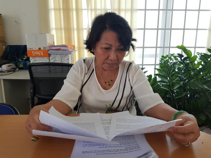 Bà Mai trình bày nội dung với phóng viên. Hành trình đi đòi lại tài sản bị chiếm đoạt đã kéo dài nhiều năm. Ảnh: Hà Bắc