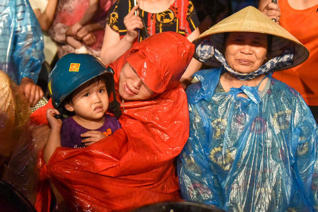 Em nhỏ theo chân phụ huynh tới dự khai trương phố đi bộ.