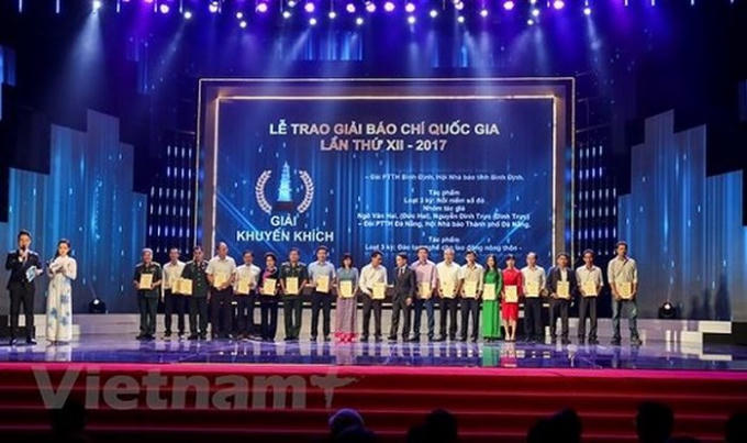 Các tác giả đoạt giải Khuyến khích của Giải Báo chí quốc gia 2017. (Ảnh: Minh Sơn/Vietnam+)