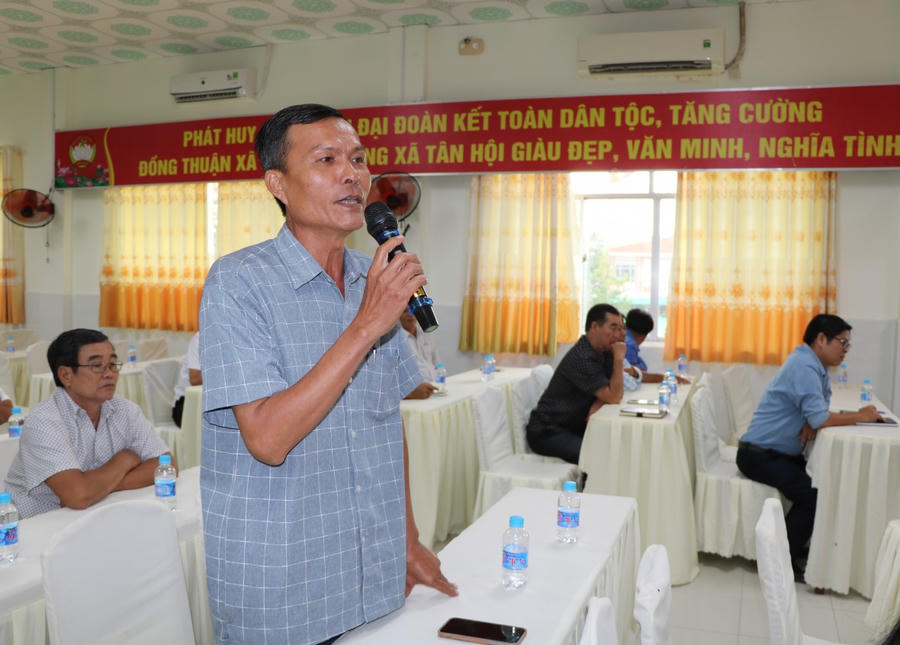 Các cử tri kiến nghị, đóng góp ý kiến tại hội nghị.