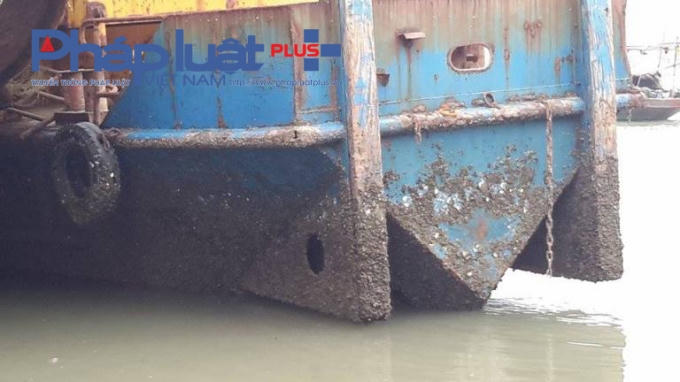 Phần thân tàu bị các sinh vật phù du bao phủ tạo nên một hình ảnh phản cảm.