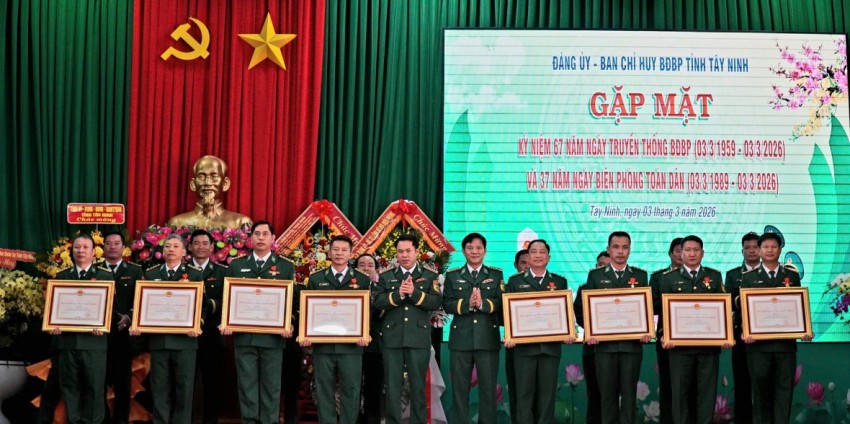Trao Huân chương chiến công (các hạng Nhất, Nhì, Ba) cho các cán bộ, chiến sỹ BĐBP Tây Ninh.