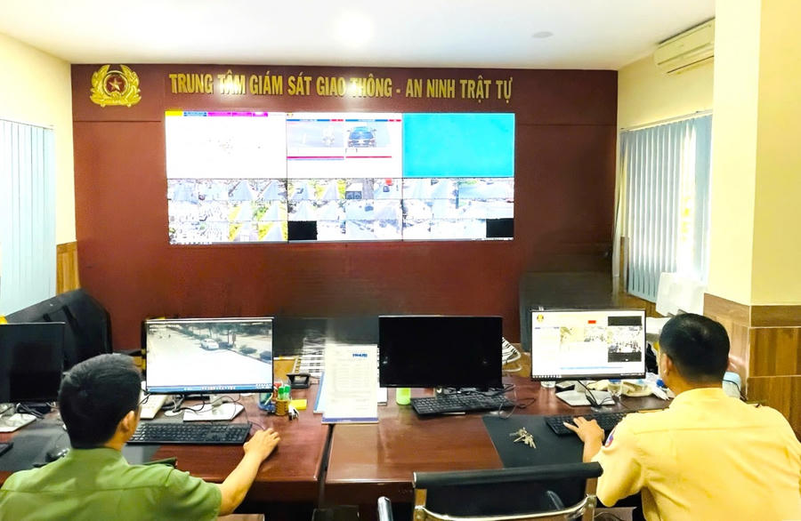 Cán bộ Công an tỉnh Cà Mau trực 24/24, kịp thời phát hiện các hành vi vi phạm TTATGT qua hệ thống camera giám sát.